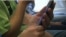EE.UU. considera el uso de celulares en vuelos comerciales, pero no para llamar.