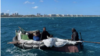Esta fotografía muestra a los balseros cubanos interceptados cerca de Lake Worth, en Palm Beach, Florida. 