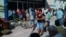 La gente hace cola para comprar aceite en Sancti Spíritus. Foto cortesía de Adriano Castañeda.