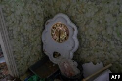 Un reloj en el suelo de una casa destruida por las fuerzas rusas en el pueblo de Bachtanka, cerca de Mykolaiv, Ucrania