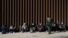 Migrantes de Venezuela y Cuba detenidos por la patrulla fronteriza de EEUU después de cruzar la frontera desde México en Yuma, Arizona, el 17 de febrero de 2022.
(REUTERS/Go Nakamura).