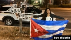 La activista cubana Anamely Ramos protestó frente a la Embajada de Cuba en Washington para exigir la libertad de los presos políticos. (Foto: Facebook)