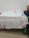 Serhii se abraza al cad&#225;ver de su hijo Iliya, fallecido en un hospital de Mari&#250;pol (Ucrania) el 2 de marzo, tras ser herido por los bombardeos rusos.
