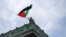Un estudiante ondea una bandera palestina en la azotea del Hamilton Hall de la Universidad de Columbia, en Nueva York, Estados Unidos, este martes 30 de abril. (REUTERS/David Dee Delgado)