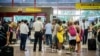 Pasajeros esperan el chequeo de Aduana en el Aeropuerto Internacional José Martí (Foto Archivo AFP/Adalberto Roque).