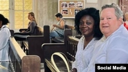 La líder de las Damas de Blanco, Berta Soler, y el encargado de Negocios de la Embajada de EEUU en La Habana, Mike Hammer, asisten a misa en Domingo de Ramos. (Facebook/Berta Soler)