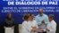 La representante del gobierno colombiano Vera Grabe, izquierda, y el comandanteELN), Pablo Beltrán, intercambian su acuerdo de extensión del alto el fuego firmado en La Habana, Cuba, el martes 6 de febrero de 2024. (Foto AP/Ramón Espinosa)