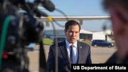 El Secretario Marco Rubio habla con la prensa antes de partir de París, Francia, 18 de abril de 2025. (Foto oficial del Departamento de Estado por Freddie Everett)