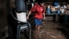 Una mujer revisa sus pertenencias en una vivienda inundada tras el paso de Iota, en Siuna, Nicaragua. (AP Photo/Carlos Herrera)