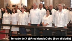 Díaz Canel, escoltado del canciller Bruno Rodríguez y Caridad Diego, Jefa de la Oficina de Atención a Asuntos Religiosos del Comité Central del Partido Comunista, en la misa en la catedral de La Habana en honor al Papa Francisco.