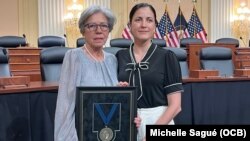 La activista cubana, Rosa María Payá, y su madre, Ofelia Acevedo, recogen la Medalla al Servicio de la Democracia, entregada de manera póstuma a líder opositor Oswaldo Payá por el National Endowment for Democracy, Washington, D.C., 22 de julio del 2025.