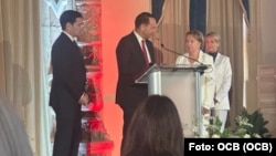 Secretario de Estado Marco Rubio, ministro de Exteriores polaco Radosław Sikorsk, Irma Santos de Mas Canosa durante ceremonia para entrega de Premio Solidaridad Lech Wałęsa 2025 a opositora cubana Berta Soler, líder de las Damas de Blanco.
