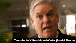 FOTO ARCHIVO. Alejandro Gil habla con periodistas sobre las potencialidades de las relaciones económicas entre Cuba y China, en noviembre de 2022.