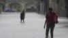 Residentes caminan por una calle inundada por la lluvia provocada por el huracán Idalia en La Habana, Cuba, la madrugada del martes 29 de agosto de 2023. (AP/Ramon Espinosa)