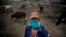 Un campesino vigila las vacas en una finca a las afueras de La Habana. (AP/Ramón Espinosa)