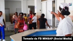 Pacientes de un hospital en Matanzas, impactado por el brote del dengue y el chikungunya.