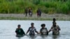 Migrantes haitianos vadean el río Tuquesa, el miércoles 4 de octubre de 2023. Decenas de vuelos chárter que se cree que transportan migrantes que huyen de Haití, han aterrizado en Nicaragua (AP/Arnulfo Franco, File).