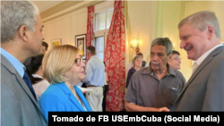 Los opositores Oscar Elías Biscet y Elsa Morejón conversan con el periodista Reinaldo Escobar y Roy Perrin, segundo jefe de la Embajada de EEUU en La Habana.