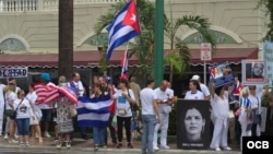 El rostro de Saylí Navarro, condenada por las manifestaciones del 11J, en uno de los posters de una protesta en Miami por la libertad de los presos políticos.
