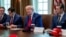 Donald Trump con su gabinete en la Casa Blanca.