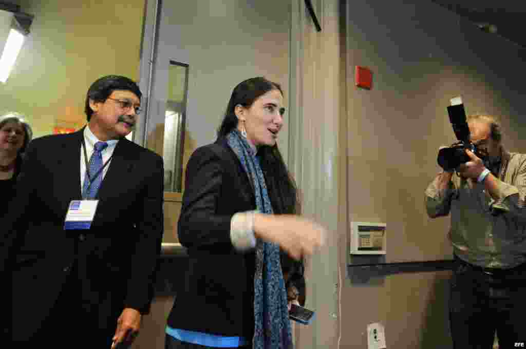 La bloguera cubana Yoani Sanchez Cordero (c) llega a la escuela de periodismo de la Universidad de Columbia para participar en un conversatorio hoy, jueves 14 de marzo de 2013, en Nueva York (NY, EE.UU.). Sánchez Cordero ha alcanzado fama internacional y 