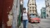 Una mujer camina por una calle de La Habana. (Yamil LAGE / AFP)