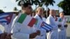 Médicos cubanos viajan a Italia para ayudar en la lucha contra el coronavirus. (Yamil LAGE / AFP)