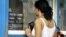 Una mujer acude a una Casa de Cambios (CADECA), en La Habana, para cambiar dólares por pesos cubanos.