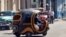 Un 'cocotaxi' que presta servicio de transporte en La Habana.