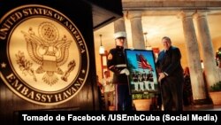 Mike Hammer posa en la residencia diplomática en La Habana, en esta foto publicada por la Embajada de Estados Unidos en diciembre de 2024.