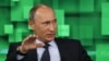 El presidente ruso Vladimir Putin habla durante su visita al nuevo estudio de televisión del canal "Russia Today" en Moscú, Rusia.