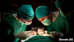 Mientras el gobierno habla de fortalecer el “producto médico exportable”, Cuba enfrentan una crisis sanitaria, con escasez de insumos, medicamentos y personal de salud en policlínicos y hospitales. 