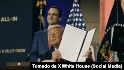 El 23 de julio de 2025, el presidente Trump firmó tres órdenes ejecutivas relacionadas con la IA. Estas órdenes se publicaron junto con el Plan de Acción de IA de Estados Unidos, "Ganando la Carrera". 
