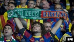 Aficionados del FC Barcelona durante el partido del grupo H de la Liga de Campeones ante el Celtic de Glasgow, disputado esta noche en el Celtic Park de Glasgow, Reino Unido, el 1 de octubre del 2013.