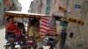 Bandera de EEUU en bicitaxis cubanos. 
