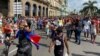 Manifestación pacífica contra el régimen comunista frente al Capitolio Nacional de Cuba el 11 de julio de 2021.