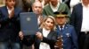 La presidenta interina de Bolivia, Jeanine Añez, proclama la Ley de régimen excepcional y transitorio para la realización de elecciones generales. 