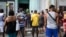 Personas esperan en una larga cola para comprar alimentos en octubre de 2024, en una bodega en La Habana, Cuba.