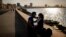 Una pareja de enamorados se proteje del coronavirus en el Malecón de La Habana.