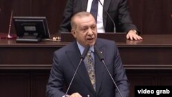El presidente turco, Recep Tayyip Erdogan, explica a parlamentarios de su partido AK detalles del asesinato del periodista saudita Jamal Khashoggi en el consulado saudí en Estambul. 